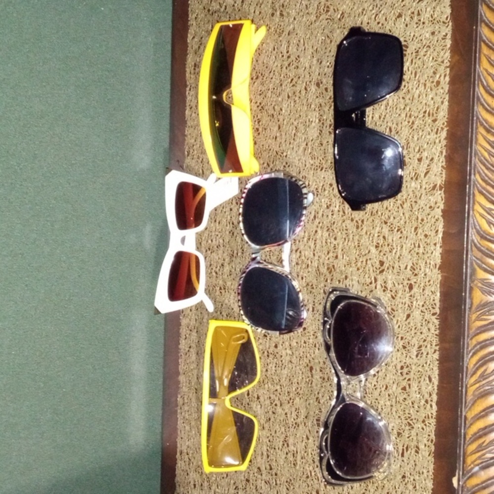 Bargain Bundle of Six Pair of Sunglasses - Picture 3 of 9
